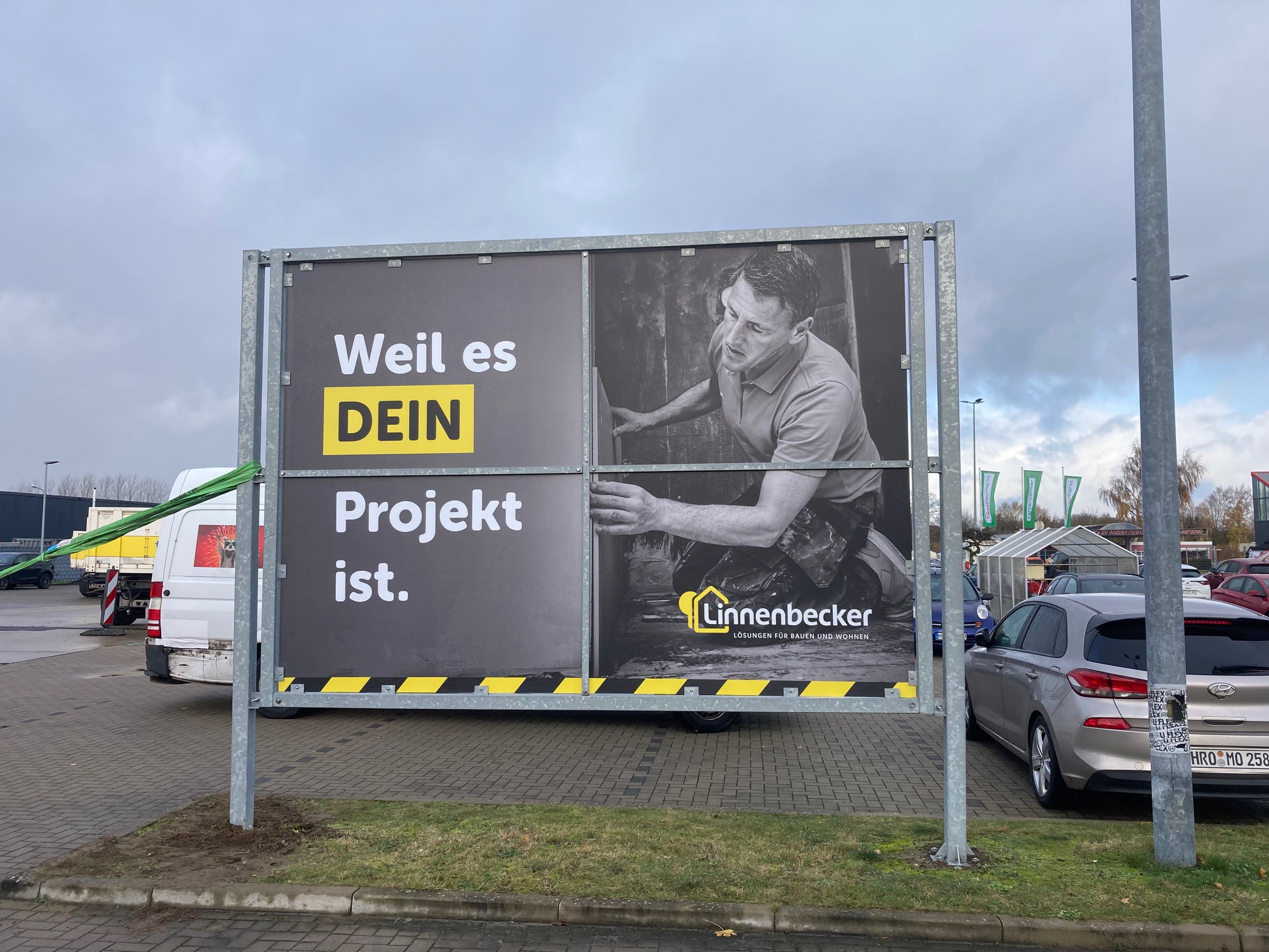 Linnenbecker - Großformatwerbung auf dem Parkplatz des Standortes Stralsund